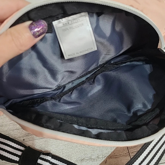 Adidas Waist pack Fanny Travel Bag Light Pink Clip Stripe Strap EUC Zip - Picture 7 of 12